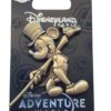 Disneyland Paris – Adventure World – Mickey Bronze Standbeeld – Collector Pin – DLP Exclusive